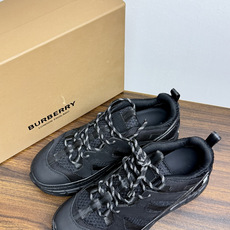 Burberry EcliPse 复古跑鞋,黑色款。 90 年代复古慢跑鞋轮廓,翻毛皮 + 网布拼接鞋面,黑色鞋 Burberry EcliPse 复古跑鞋,黑色款。 90 年代复古慢跑鞋轮廓,翻毛皮 + 网布拼接鞋面,黑色鞋