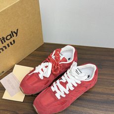 Miu Miu × New Balance 530 SL 联名系列,530 SL 是 Miu Miu 基于 NB 经 Miu Miu × New Balance 530 SL 联名系列,530 SL 是 Miu Miu 基于 NB 经