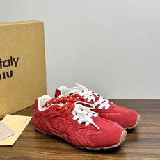 Miu Miu × New Balance 530 SL 联名系列,530 SL 是 Miu Miu 基于 NB 经 Miu Miu × New Balance 530 SL 联名系列,530 SL 是 Miu Miu 基于 NB 经