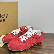 Miu Miu × New Balance 530 SL 联名系列,530 SL 是 Miu Miu 基于 NB 经 Miu Miu × New Balance 530 SL 联名系列,530 SL 是 Miu Miu 基于 NB 经