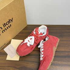 Miu Miu × New Balance 530 SL 联名系列,530 SL 是 Miu Miu 基于 NB 经 Miu Miu × New Balance 530 SL 联名系列,530 SL 是 Miu Miu 基于 NB 经