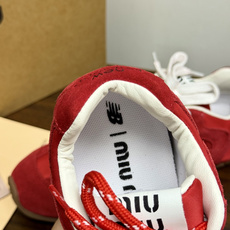 Miu Miu × New Balance 530 SL 联名系列,530 SL 是 Miu Miu 基于 NB 经 Miu Miu × New Balance 530 SL 联名系列,530 SL 是 Miu Miu 基于 NB 经