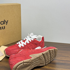 Miu Miu × New Balance 530 SL 联名系列,530 SL 是 Miu Miu 基于 NB 经 Miu Miu × New Balance 530 SL 联名系列,530 SL 是 Miu Miu 基于 NB 经