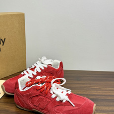 Miu Miu × New Balance 530 SL 联名系列,530 SL 是 Miu Miu 基于 NB 经 Miu Miu × New Balance 530 SL 联名系列,530 SL 是 Miu Miu 基于 NB 经