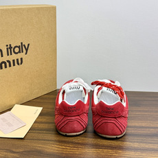 Miu Miu × New Balance 530 SL 联名系列,530 SL 是 Miu Miu 基于 NB 经 Miu Miu × New Balance 530 SL 联名系列,530 SL 是 Miu Miu 基于 NB 经