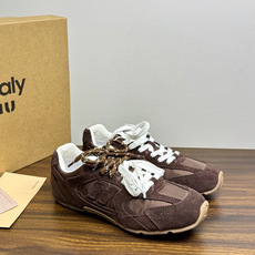 Miu Miu × New Balance 530 SL 联名系列,530 SL 是 Miu Miu 基于 NB 经 Miu Miu × New Balance 530 SL 联名系列,530 SL 是 Miu Miu 基于 NB 经