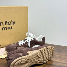 Miu Miu × New Balance 530 SL 联名系列,530 SL 是 Miu Miu 基于 NB 经 Miu Miu × New Balance 530 SL 联名系列,530 SL 是 Miu Miu 基于 NB 经