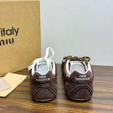 Miu Miu × New Balance 530 SL 联名系列,530 SL 是 Miu Miu 基于 NB 经 Miu Miu × New Balance 530 SL 联名系列,530 SL 是 Miu Miu 基于 NB 经
