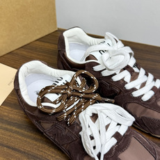 Miu Miu × New Balance 530 SL 联名系列,530 SL 是 Miu Miu 基于 NB 经 Miu Miu × New Balance 530 SL 联名系列,530 SL 是 Miu Miu 基于 NB 经