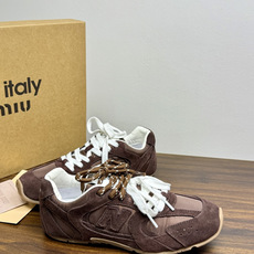Miu Miu × New Balance 530 SL 联名系列,530 SL 是 Miu Miu 基于 NB 经 Miu Miu × New Balance 530 SL 联名系列,530 SL 是 Miu Miu 基于 NB 经