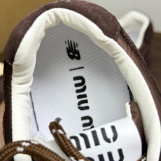 Miu Miu × New Balance 530 SL 联名系列,530 SL 是 Miu Miu 基于 NB 经 Miu Miu × New Balance 530 SL 联名系列,530 SL 是 Miu Miu 基于 NB 经