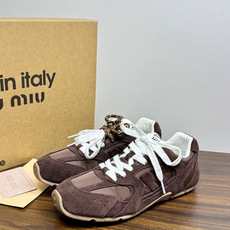 Miu Miu × New Balance 530 SL 联名系列,530 SL 是 Miu Miu 基于 NB 经 Miu Miu × New Balance 530 SL 联名系列,530 SL 是 Miu Miu 基于 NB 经