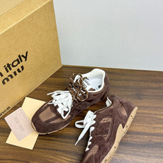 Miu Miu × New Balance 530 SL 联名系列,530 SL 是 Miu Miu 基于 NB 经 Miu Miu × New Balance 530 SL 联名系列,530 SL 是 Miu Miu 基于 NB 经