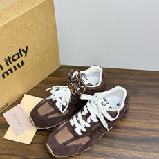 Miu Miu × New Balance 530 SL 联名系列,530 SL 是 Miu Miu 基于 NB 经 Miu Miu × New Balance 530 SL 联名系列,530 SL 是 Miu Miu 基于 NB 经