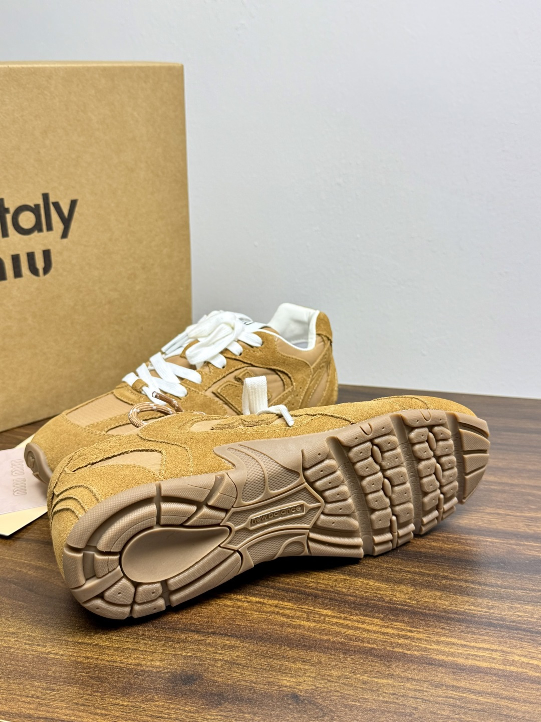 Miu Miu × New Balance 530 SL 联名系列,530 SL 是 Miu Miu 基于 NB 经 Miu Miu × New Balance 530 SL 联名系列,530 SL 是 Miu Miu 基于 NB 经