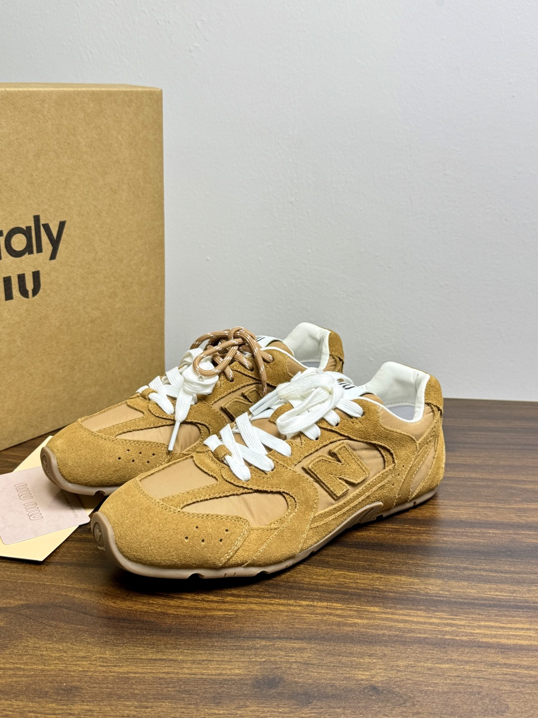 Miu Miu × New Balance 530 SL 联名系列,530 SL 是 Miu Miu 基于 NB 经 Miu Miu × New Balance 530 SL 联名系列,530 SL 是 Miu Miu 基于 NB 经