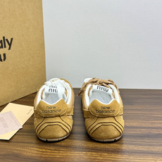 Miu Miu × New Balance 530 SL 联名系列,530 SL 是 Miu Miu 基于 NB 经 Miu Miu × New Balance 530 SL 联名系列,530 SL 是 Miu Miu 基于 NB 经