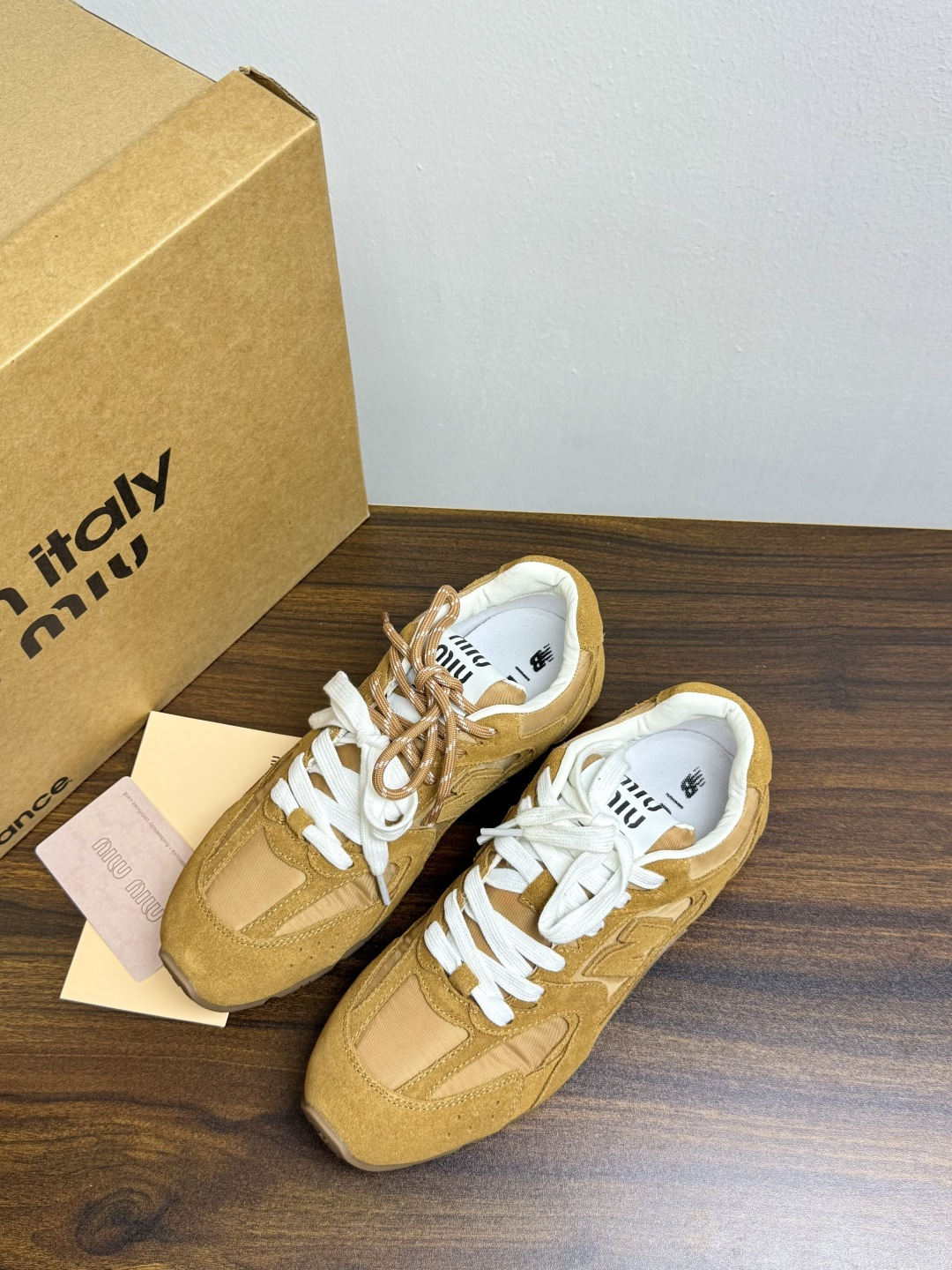Miu Miu × New Balance 530 SL 联名系列,530 SL 是 Miu Miu 基于 NB 经 Miu Miu × New Balance 530 SL 联名系列,530 SL 是 Miu Miu 基于 NB 经