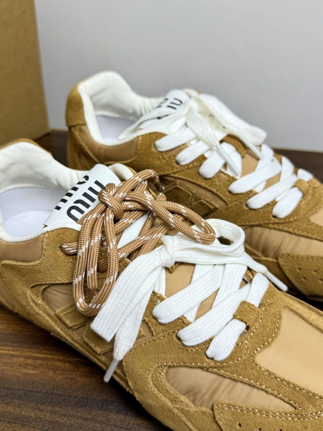 Miu Miu × New Balance 530 SL 联名系列,530 SL 是 Miu Miu 基于 NB 经 Miu Miu × New Balance 530 SL 联名系列,530 SL 是 Miu Miu 基于 NB 经