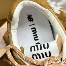 Miu Miu × New Balance 530 SL 联名系列,530 SL 是 Miu Miu 基于 NB 经 Miu Miu × New Balance 530 SL 联名系列,530 SL 是 Miu Miu 基于 NB 经