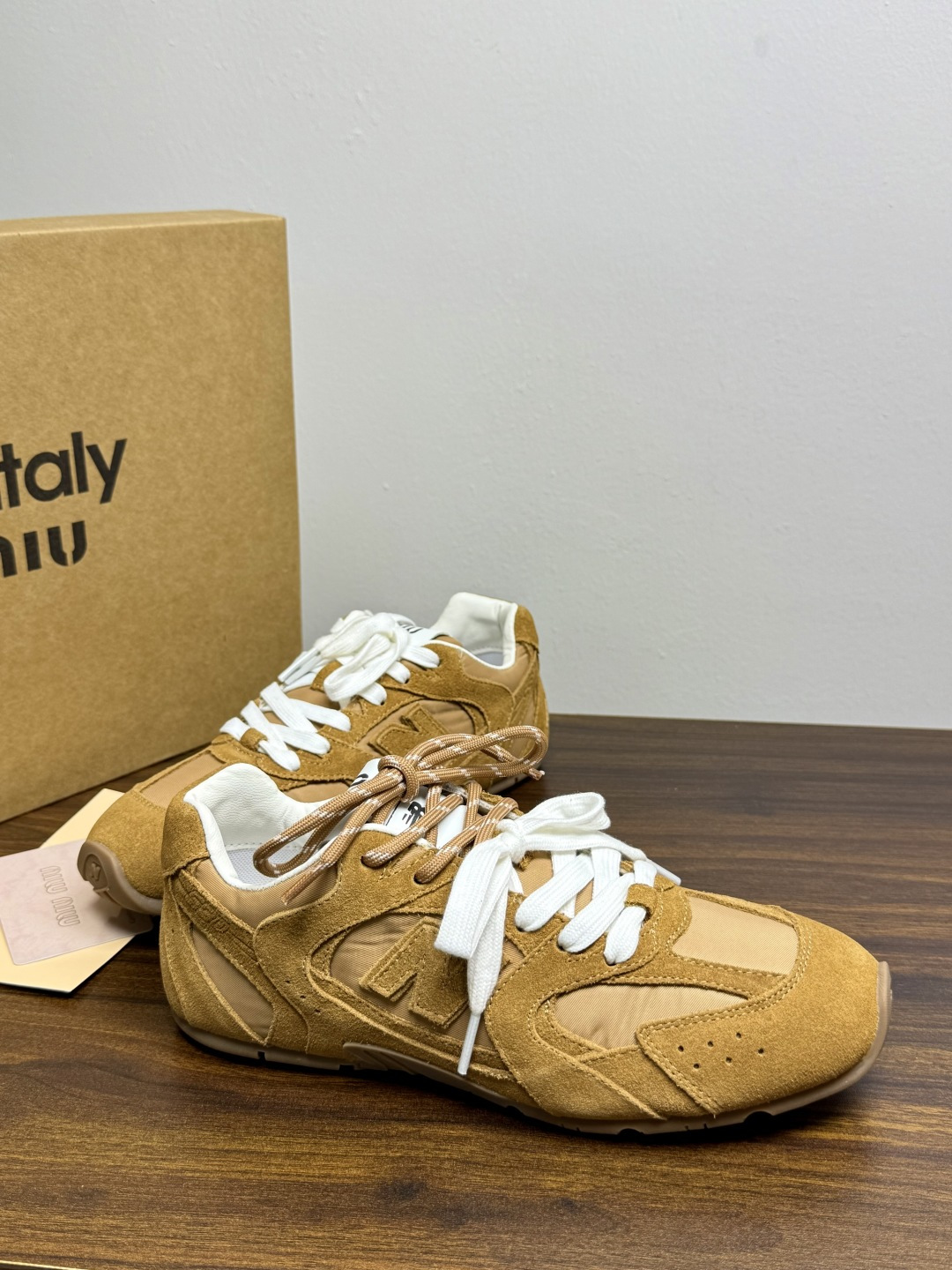 Miu Miu × New Balance 530 SL 联名系列,530 SL 是 Miu Miu 基于 NB 经 Miu Miu × New Balance 530 SL 联名系列,530 SL 是 Miu Miu 基于 NB 经
