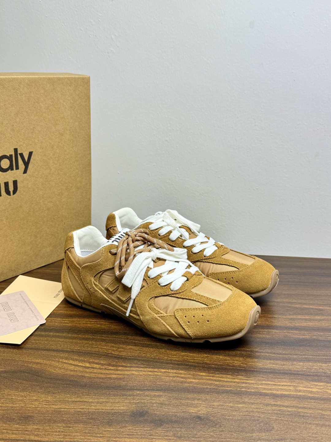 Miu Miu × New Balance 530 SL 联名系列​​，530 SL 是 Miu Miu 基于 NB 经