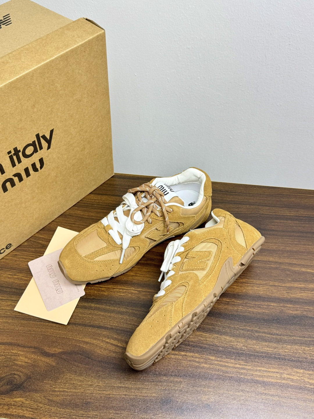 Miu Miu × New Balance 530 SL 联名系列,530 SL 是 Miu Miu 基于 NB 经 Miu Miu × New Balance 530 SL 联名系列,530 SL 是 Miu Miu 基于 NB 经