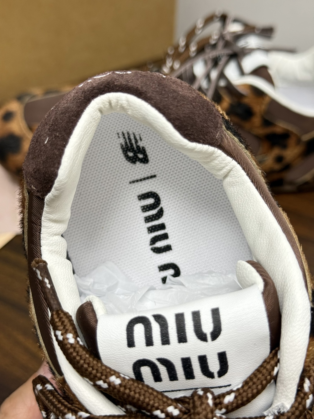 Miu Miu × New Balance 530 SL 联名系列,530 SL 是 Miu Miu 基于 NB 经 Miu Miu × New Balance 530 SL 联名系列,530 SL 是 Miu Miu 基于 NB 经