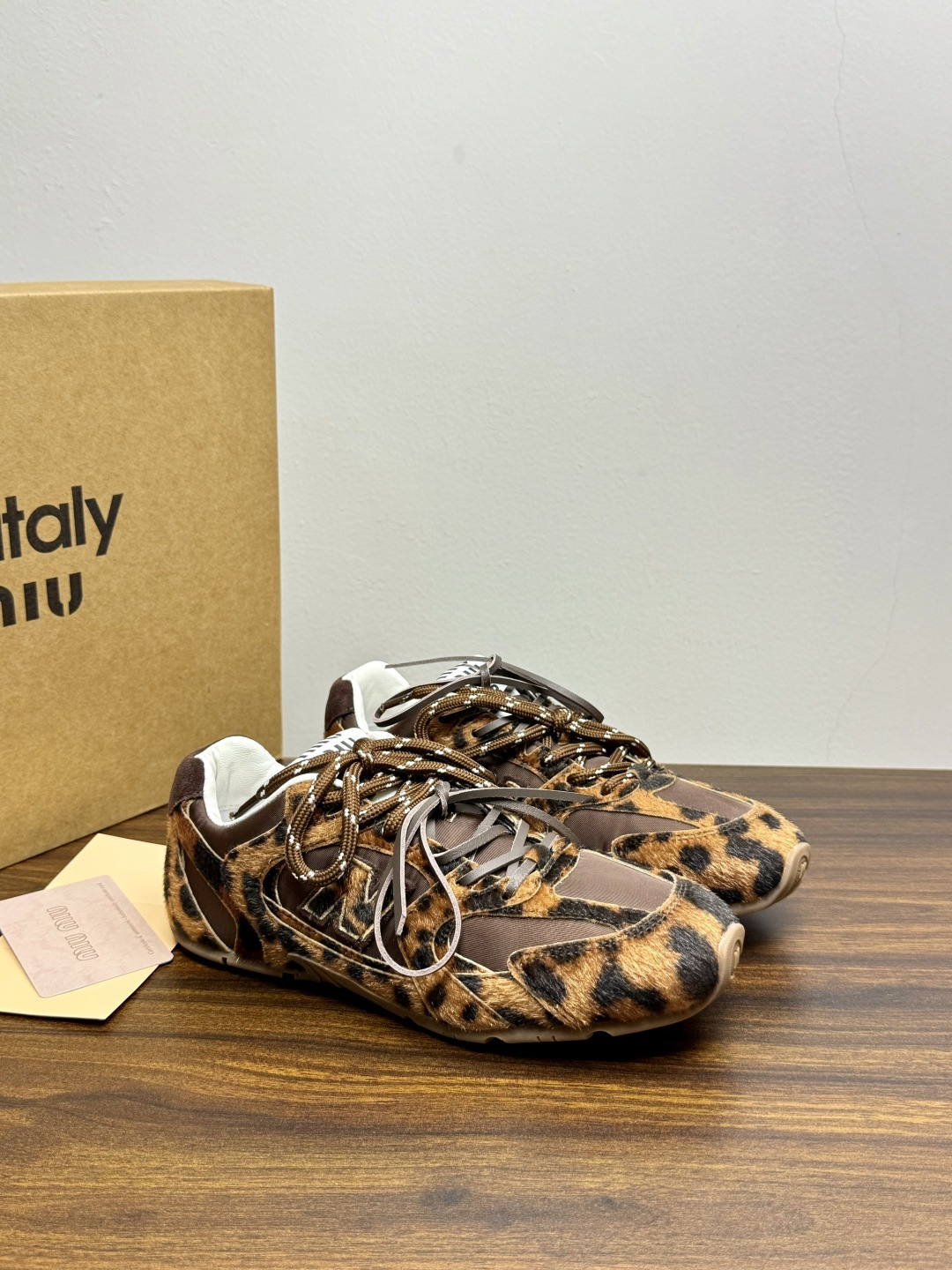 Miu Miu × New Balance 530 SL 联名系列​​，530 SL 是 Miu Miu 基于 NB 经