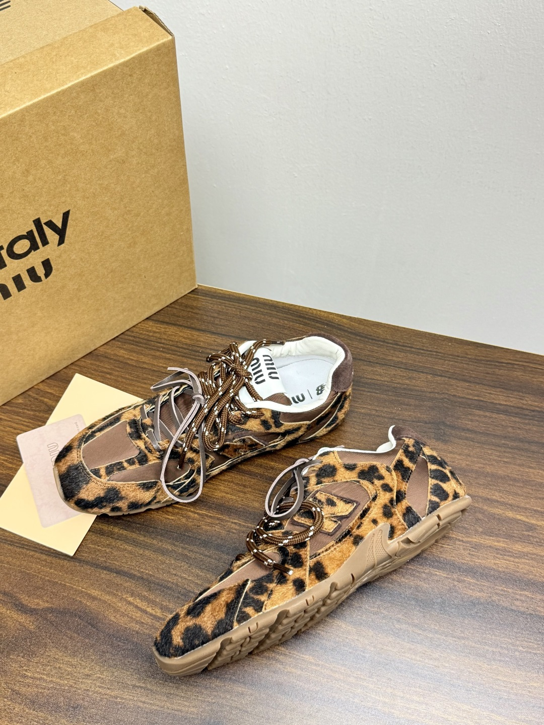 Miu Miu × New Balance 530 SL 联名系列,530 SL 是 Miu Miu 基于 NB 经 Miu Miu × New Balance 530 SL 联名系列,530 SL 是 Miu Miu 基于 NB 经