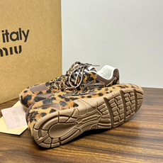 Miu Miu × New Balance 530 SL 联名系列,530 SL 是 Miu Miu 基于 NB 经 Miu Miu × New Balance 530 SL 联名系列,530 SL 是 Miu Miu 基于 NB 经