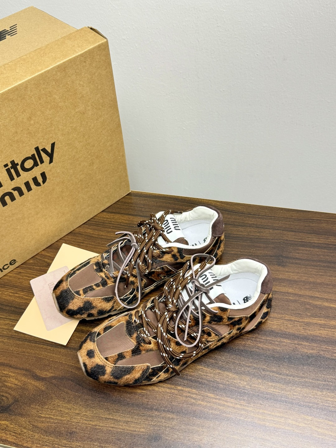Miu Miu × New Balance 530 SL 联名系列,530 SL 是 Miu Miu 基于 NB 经 Miu Miu × New Balance 530 SL 联名系列,530 SL 是 Miu Miu 基于 NB 经