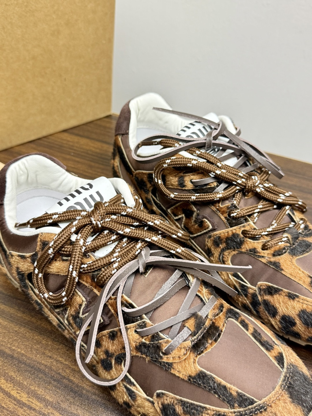 Miu Miu × New Balance 530 SL 联名系列,530 SL 是 Miu Miu 基于 NB 经 Miu Miu × New Balance 530 SL 联名系列,530 SL 是 Miu Miu 基于 NB 经