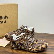 Miu Miu × New Balance 530 SL 联名系列,530 SL 是 Miu Miu 基于 NB 经 Miu Miu × New Balance 530 SL 联名系列,530 SL 是 Miu Miu 基于 NB 经