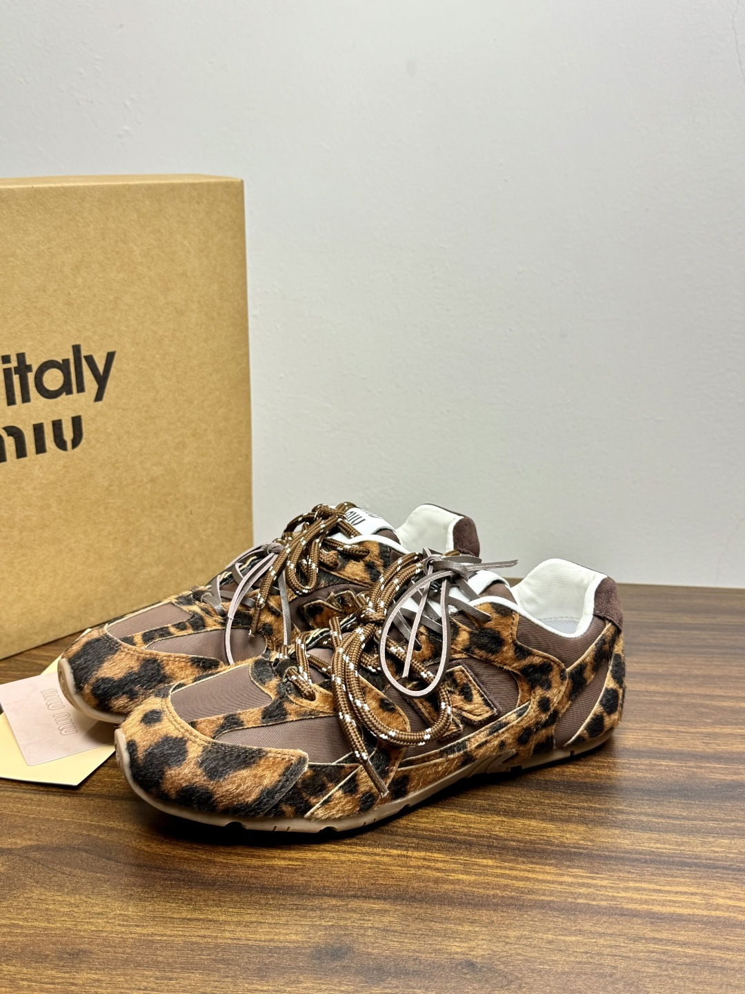 Miu Miu × New Balance 530 SL 联名系列,530 SL 是 Miu Miu 基于 NB 经 Miu Miu × New Balance 530 SL 联名系列,530 SL 是 Miu Miu 基于 NB 经