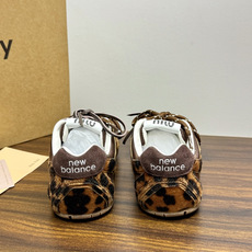 Miu Miu × New Balance 530 SL 联名系列,530 SL 是 Miu Miu 基于 NB 经 Miu Miu × New Balance 530 SL 联名系列,530 SL 是 Miu Miu 基于 NB 经