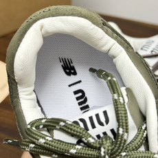 Miu Miu × New Balance 530 SL 联名系列,530 SL 是 Miu Miu 基于 NB 经 Miu Miu × New Balance 530 SL 联名系列,530 SL 是 Miu Miu 基于 NB 经