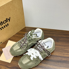 Miu Miu × New Balance 530 SL 联名系列,530 SL 是 Miu Miu 基于 NB 经 Miu Miu × New Balance 530 SL 联名系列,530 SL 是 Miu Miu 基于 NB 经
