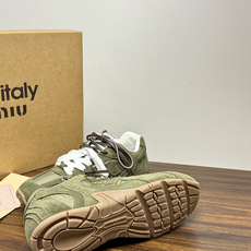 Miu Miu × New Balance 530 SL 联名系列,530 SL 是 Miu Miu 基于 NB 经 Miu Miu × New Balance 530 SL 联名系列,530 SL 是 Miu Miu 基于 NB 经