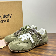 Miu Miu × New Balance 530 SL 联名系列,530 SL 是 Miu Miu 基于 NB 经 Miu Miu × New Balance 530 SL 联名系列,530 SL 是 Miu Miu 基于 NB 经