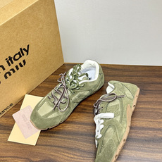 Miu Miu × New Balance 530 SL 联名系列,530 SL 是 Miu Miu 基于 NB 经 Miu Miu × New Balance 530 SL 联名系列,530 SL 是 Miu Miu 基于 NB 经