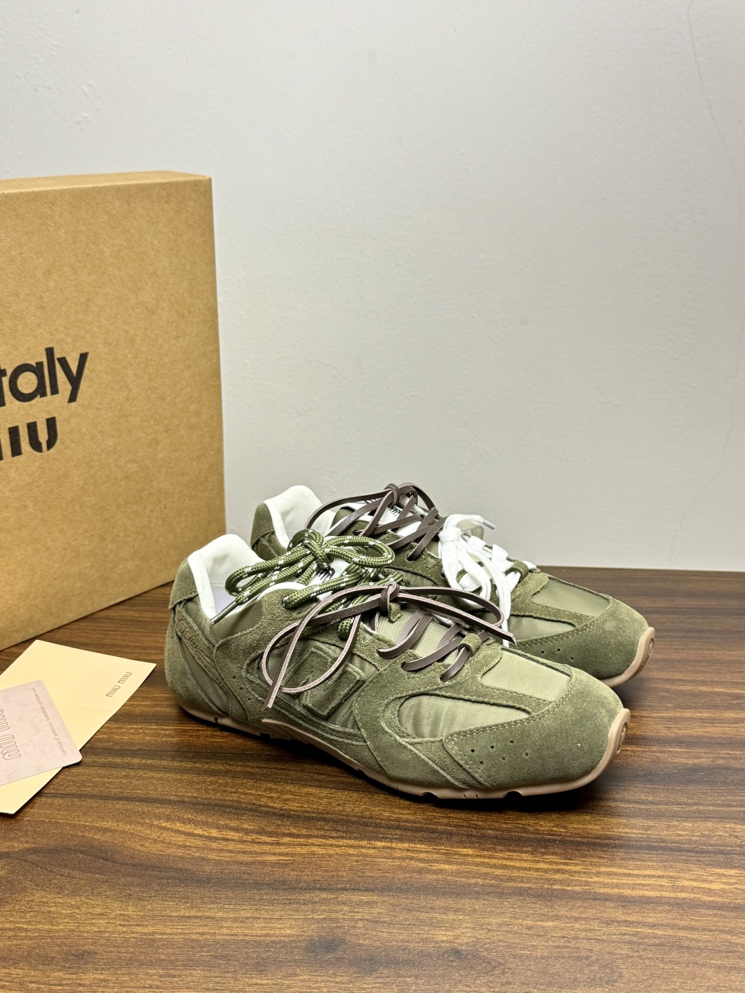 Miu Miu × New Balance 530 SL 联名系列​​，530 SL 是 Miu Miu 基于 NB 经