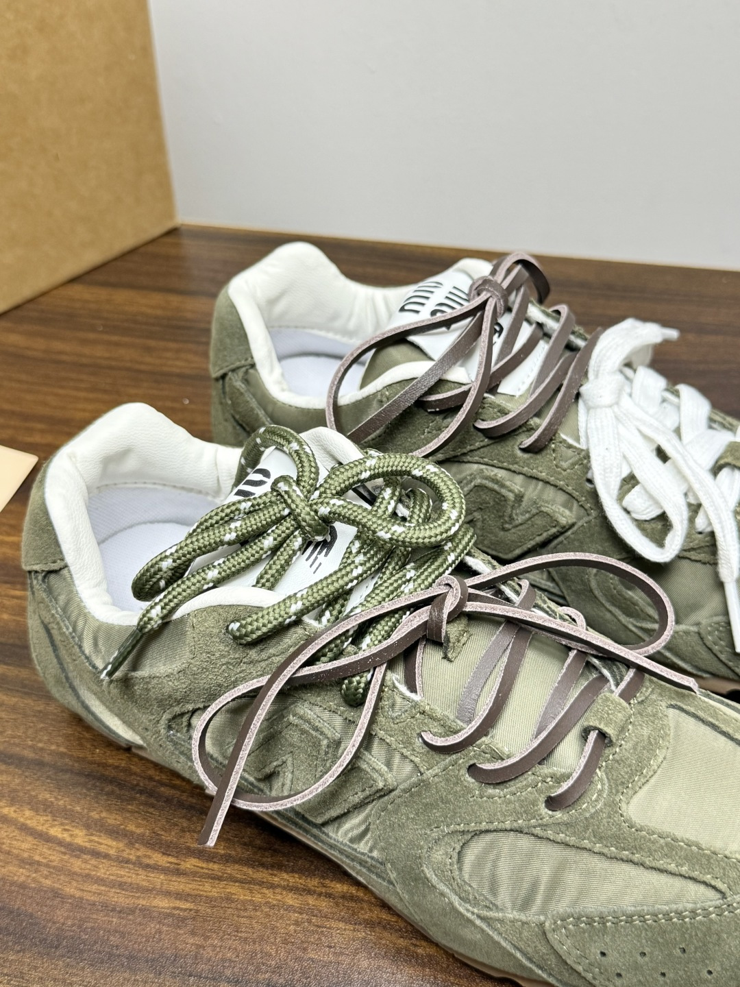 Miu Miu × New Balance 530 SL 联名系列,530 SL 是 Miu Miu 基于 NB 经 Miu Miu × New Balance 530 SL 联名系列,530 SL 是 Miu Miu 基于 NB 经