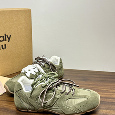 Miu Miu × New Balance 530 SL 联名系列,530 SL 是 Miu Miu 基于 NB 经 Miu Miu × New Balance 530 SL 联名系列,530 SL 是 Miu Miu 基于 NB 经