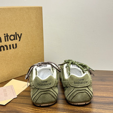 Miu Miu × New Balance 530 SL 联名系列,530 SL 是 Miu Miu 基于 NB 经 Miu Miu × New Balance 530 SL 联名系列,530 SL 是 Miu Miu 基于 NB 经
