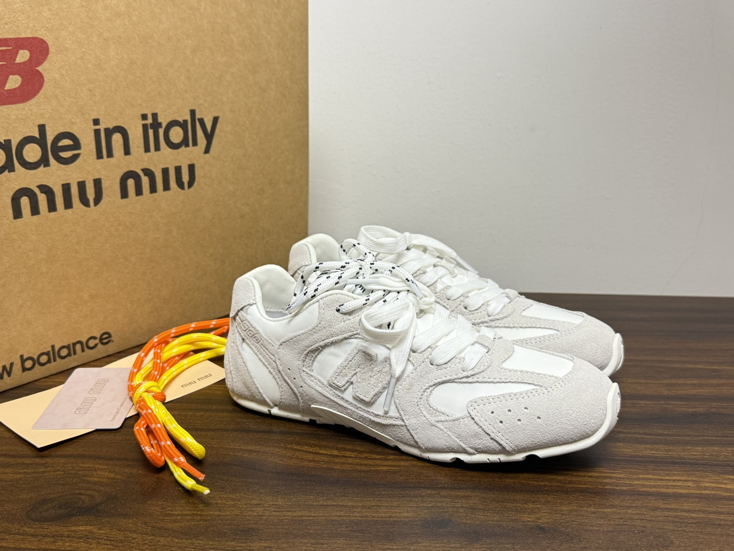 Miu Miu × New Balance 530 SL 联名系列​​，530 SL 是 Miu Miu 基于 NB 经