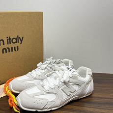 Miu Miu × New Balance 530 SL 联名系列,530 SL 是 Miu Miu 基于 NB 经 Miu Miu × New Balance 530 SL 联名系列,530 SL 是 Miu Miu 基于 NB 经