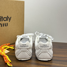 Miu Miu × New Balance 530 SL 联名系列,530 SL 是 Miu Miu 基于 NB 经 Miu Miu × New Balance 530 SL 联名系列,530 SL 是 Miu Miu 基于 NB 经
