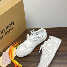 Miu Miu × New Balance 530 SL 联名系列,530 SL 是 Miu Miu 基于 NB 经 Miu Miu × New Balance 530 SL 联名系列,530 SL 是 Miu Miu 基于 NB 经