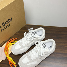 Miu Miu × New Balance 530 SL 联名系列,530 SL 是 Miu Miu 基于 NB 经 Miu Miu × New Balance 530 SL 联名系列,530 SL 是 Miu Miu 基于 NB 经